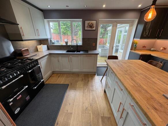 4 bed Detached for sale Image 7