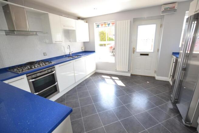OPEN BREAKFAST KITCHEN