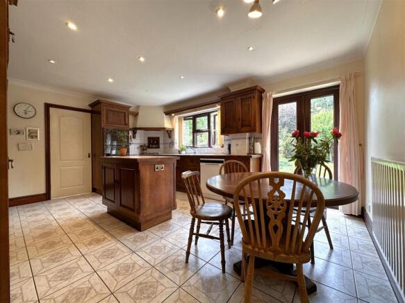 Spacious Dining Kitchen 255