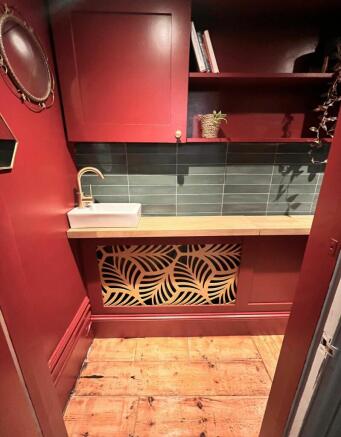 Cloakroom W.C (2)