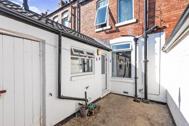2 bed Terraced to rent Image 6