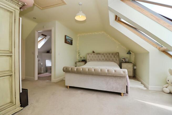 4 bed Detached for sale Image 9