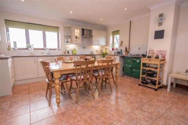 KITCHEN/DINING ROOM