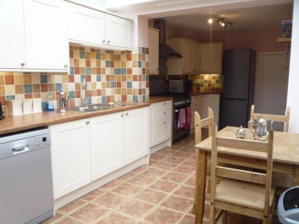 KITCHEN/BREAKFAST ROOM:
