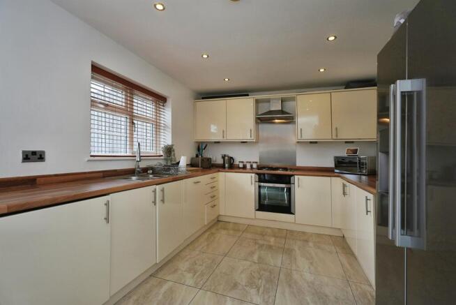 3 bed Semi-Detached for sale Image 9
