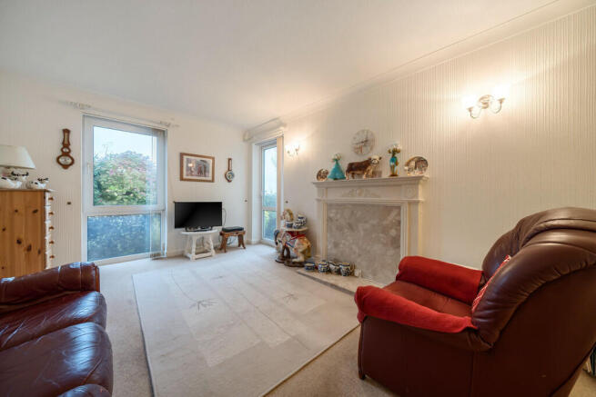 Lounge/Dining Roo...