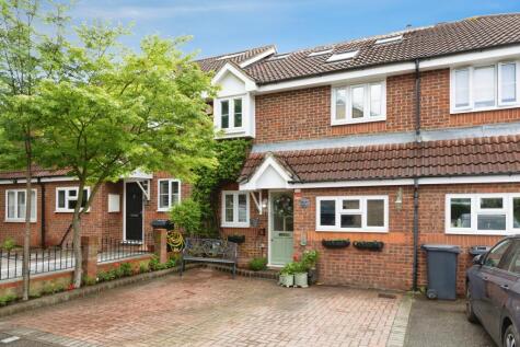 Fieldhouse Close, London, E18