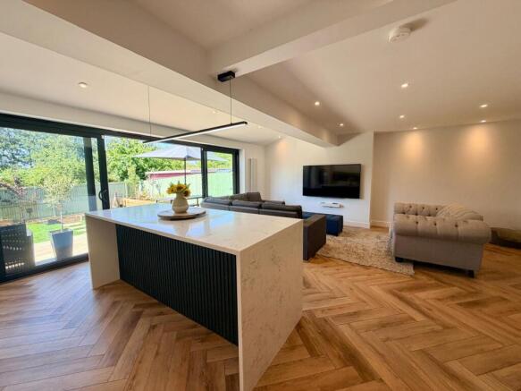 4 bed Detached to rent Image 6
