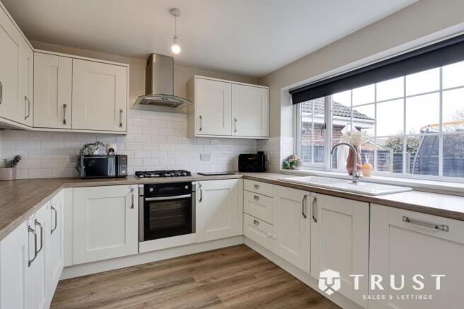 3 bed Detached to rent Image 4