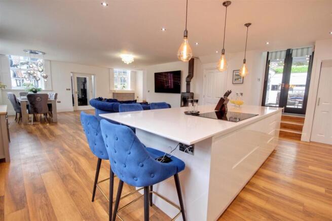 4 bed Detached for sale Image 8