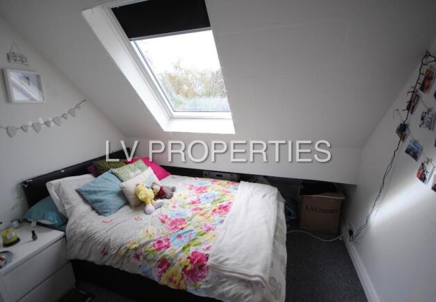 5 bed Semi-Detached to rent Image 8