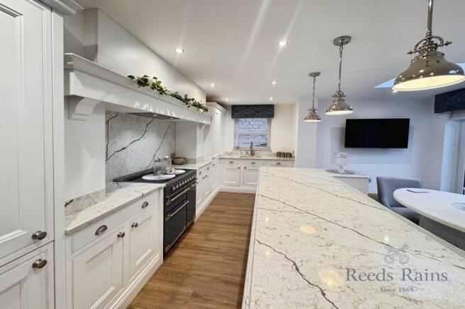 5 bed Detached for sale Image 9