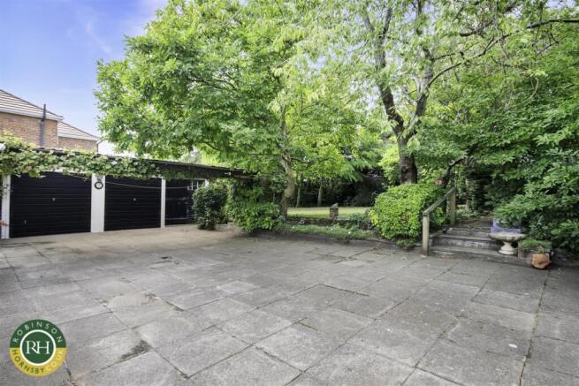6 bed House for sale Image 4