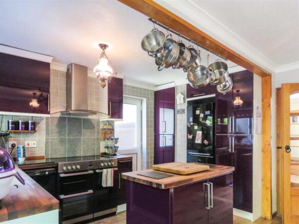 KITCHEN/DINING ROOM