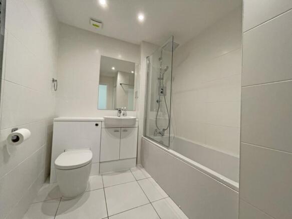 4 bed House to rent Image 7