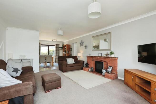 5 bed Detached for sale Image 7