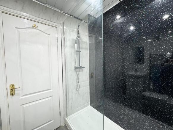FAMILY SHOWER ROOM