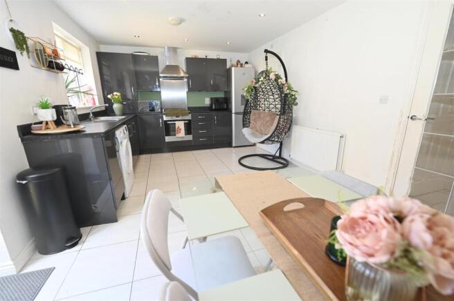4 bed Detached for sale Image 9