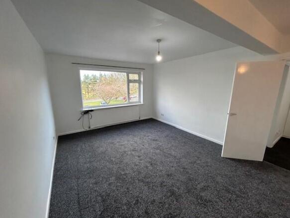 3 bed Flat to rent Image 11