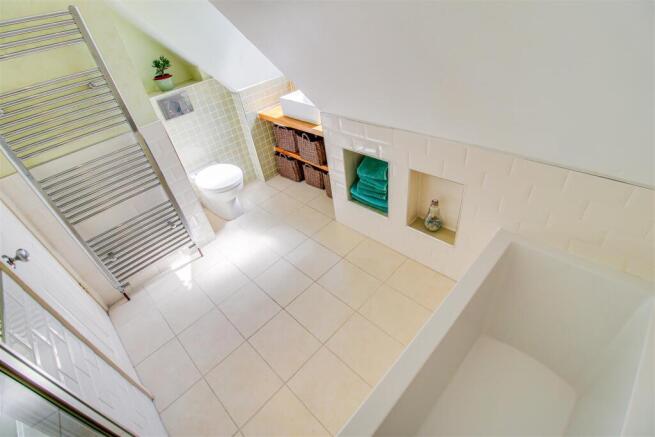 5 bed Detached for sale Image 11