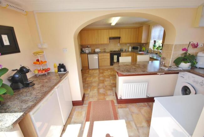 KITCHEN/BREAKFAST: