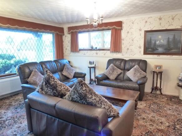 OPEN PLAN LOUNGE