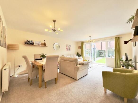4 bed Town House to rent Image 5