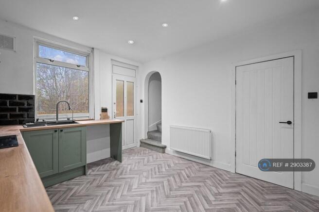 2 bed End of Terrace to rent Image 7