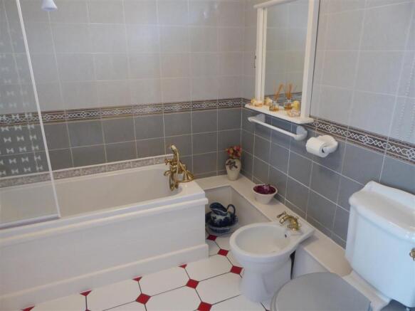 FAMILY BATHROOM/WC