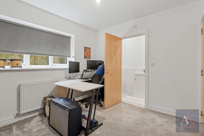 4 bed Semi-Detached for sale Image 12