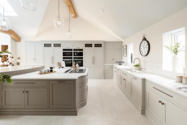 5 bed Detached for sale Image 4