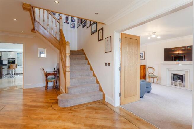 8340636-interior18.jpg