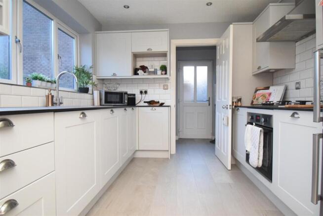 4 bed Detached to rent Image 4