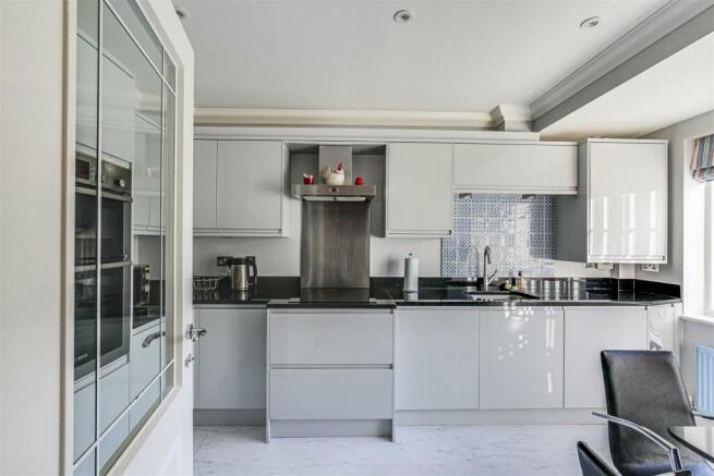 8 Kitchen.jpg
