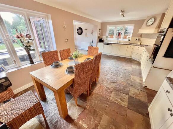 Kitchen / Dining Area