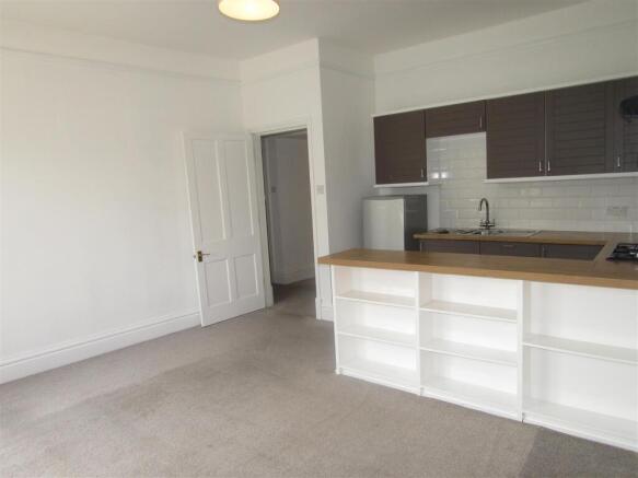 2 bed Flat to rent Image 4