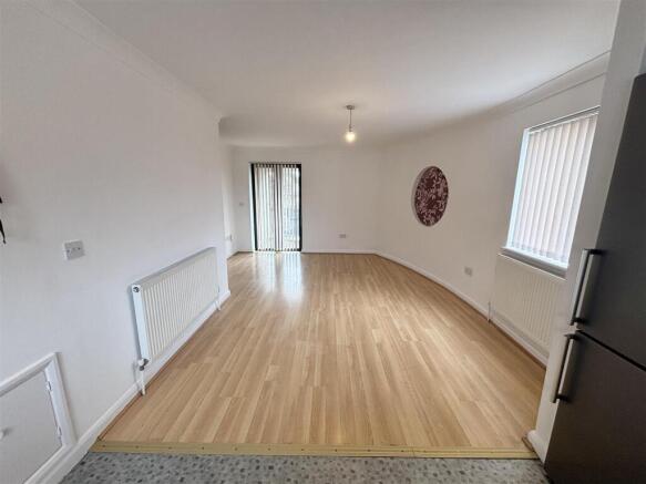 LOUNGE/KITCHEN