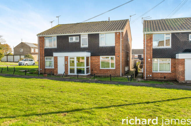 1-bed flat on Dryden Place, Royal Wootton Bassett, SN4, £175,000