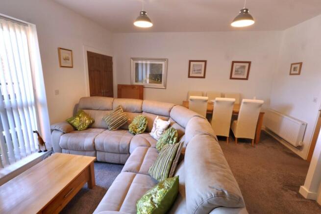 LOUNGE/DINER