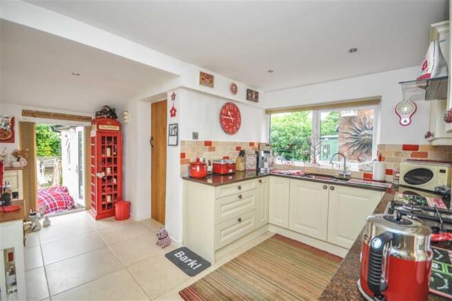 KITCHEN/BREAKFAST ROOM
