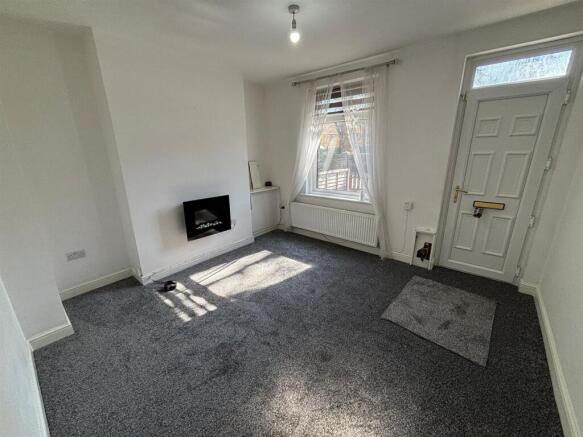 2 bed Terraced to rent Image 4