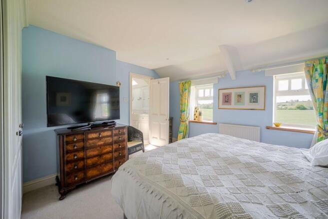 5 bed Detached for sale Image 12