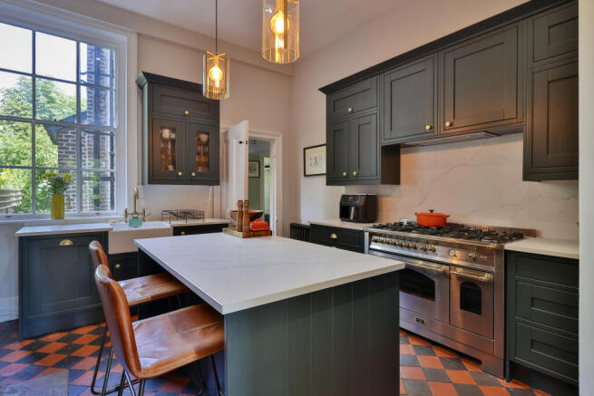 6 bed Town House for sale Image 5