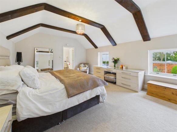 5 bed Detached for sale Image 5