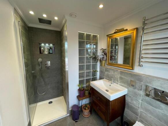 Image 26 - Ensuite (1).jpg