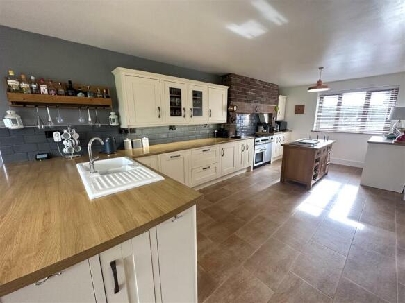 KITCHEN/DINING ROOM