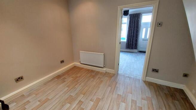 2 bed Terraced to rent Image 4