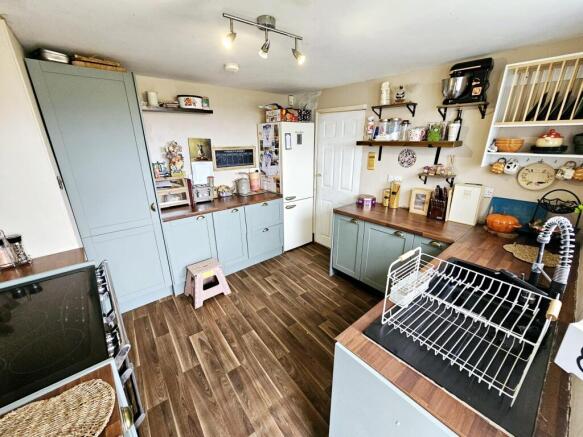 5 bed Detached for sale Image 5