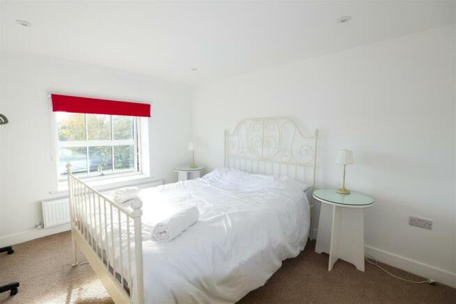 4 bed Semi-Detached for sale Image 11