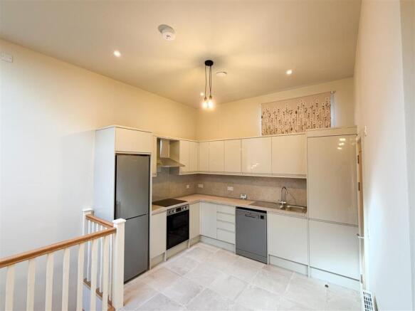 5 bed Apartment to rent Image 7